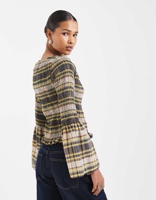 ASOS DESIGN – Gesmoktes Oberteil mit Karomuster auf dunklem Untergrund und Flügelärmeln, 3 von 4