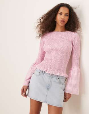 ASOS DESIGN - Gesmoktes Oberteil mit Trompetenärmeln und rosa Vichy-Karo