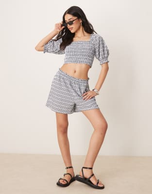 ASOS DESIGN - Gesmoktes Seersucker-Oberteil in Blau mit eckigem Ausschnitt und Puffärmeln, Kombiteil