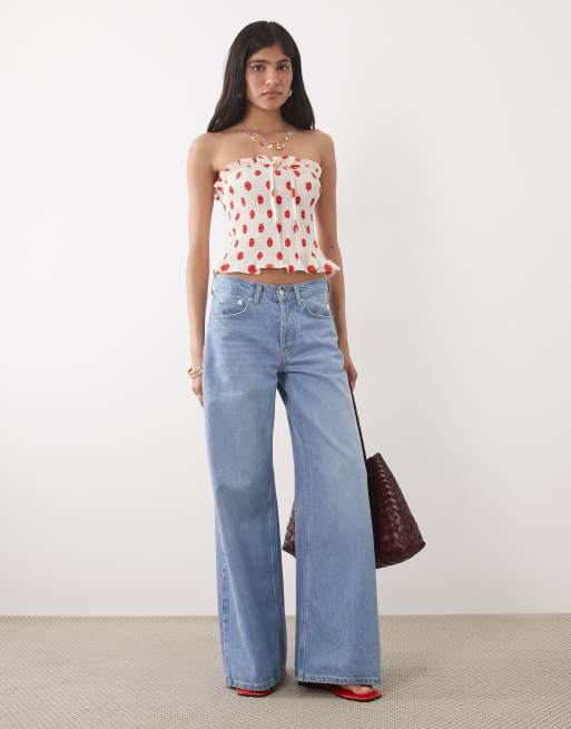 ASOS DESIGN – Gesmoktes, trägerloses Oberteil in Cremeweiß mit roten Punkten und Bindedetail vorn, 2 von 4
