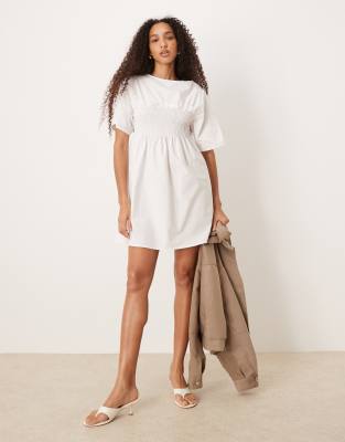 ASOS DESIGN - Gesmoktes, trapezförmiges Mini-Babydoll-Kleid in Weiß
