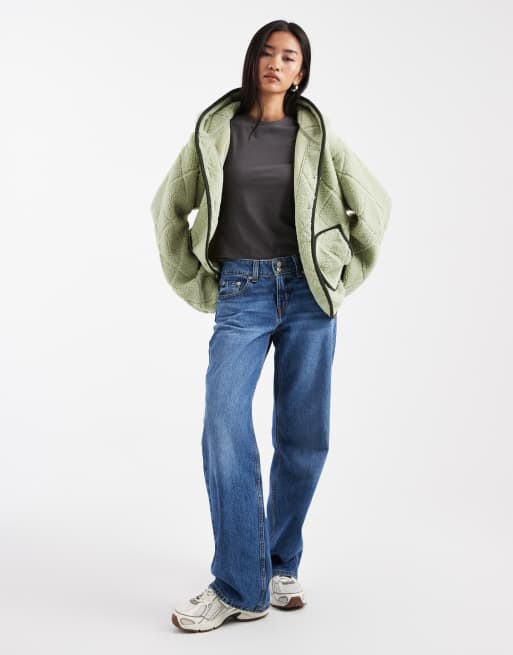 ASOS DESIGN – Gesteppte Jacke aus Teddyfleece in Grün mit dunkelgrüner Einfassung, Knopfleiste und Kapuze, 3 von 4