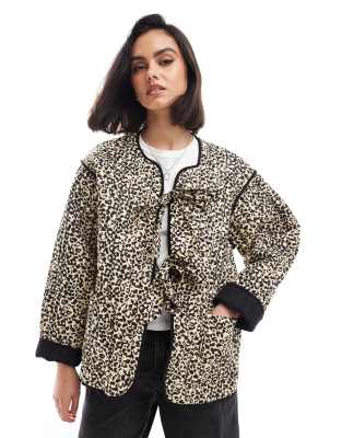 ASOS DESIGN - Gesteppte Jacke mit Leopardenmuster-Bunt