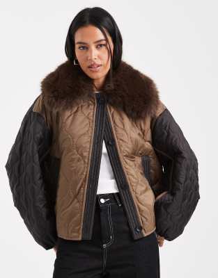ASOS DESIGN - Gesteppte, kragenlose Hybrid-Jacke in Mokka mit rosa Innenfutter-Marineblau