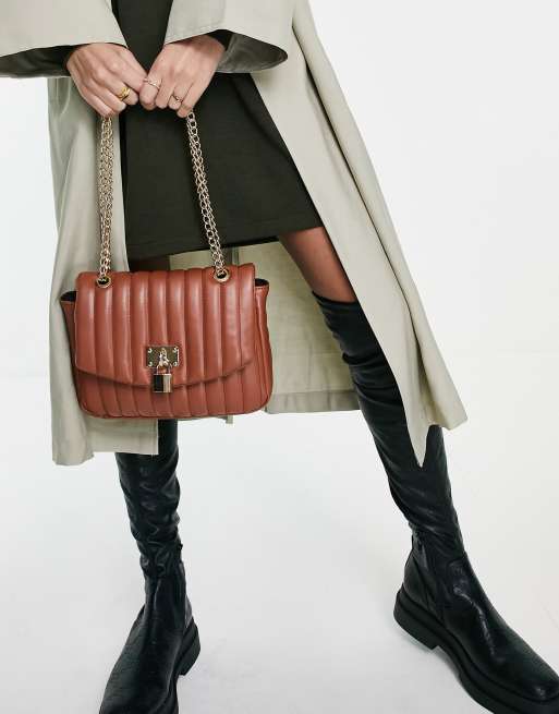 ASOS DESIGN – Gesteppte, verstellbare Schultertasche in Hellbraun mit Vorhängeschloss 