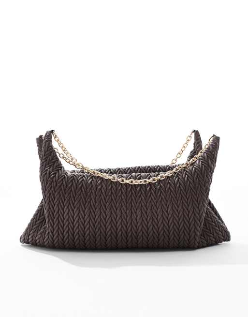 ASOS DESIGN – Gesteppte, weiche Schultertasche in dunklem Schokobraun mit Kettenhenkel, 2 von 4