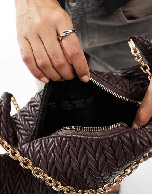 ASOS DESIGN – Gesteppte, weiche Schultertasche in dunklem Schokobraun mit Kettenhenkel, 3 von 4
