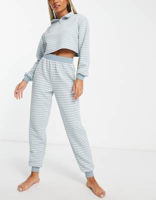 ASOS DESIGN - Gestepptes, hochwertiges Lounge-Set in Blau mit Winkelstreifenmuster aus Sweatshirt mit Reißverschluss und...