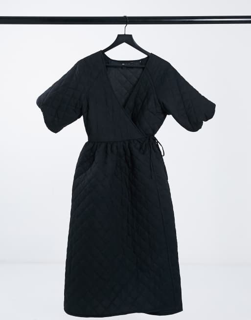 ASOS DESIGN – Gestepptes Midi-Wickelkleid mit Puffärmeln in Schwarz