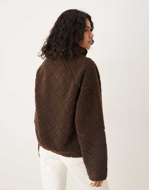 ASOS DESIGN – Gestepptes Oberteil aus Teddyfleece in Schokobraun mit halblangem Reißverschluss, 3 von 4