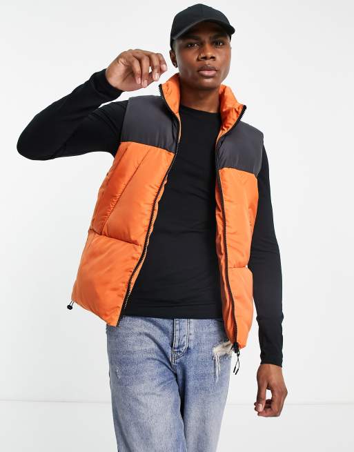 ASOS DESIGN – Gestepptes Puffer-Gilet in Orange mit Patchwork-Bahnen