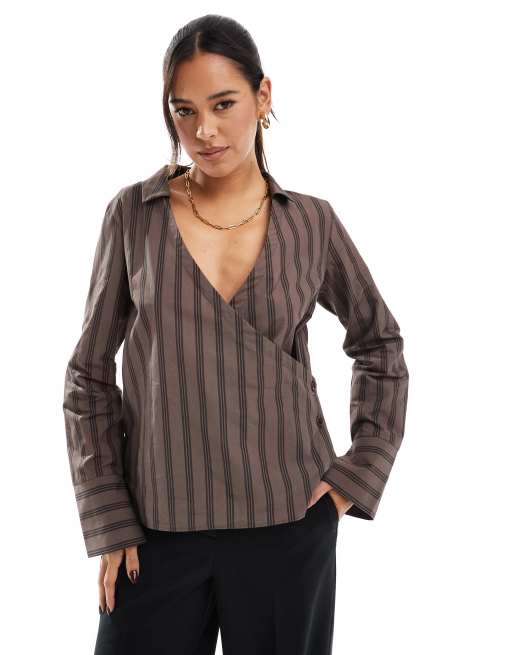 ASOS DESIGN - Gestreept overhemd met overslag en asymmetrische knoopbies in bruin