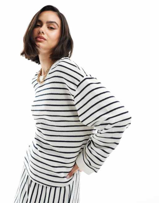 ASOS DESIGN - Gestreept T-shirt met lange mouwen en textuur in crème en marineblauw, deel van co-ord set