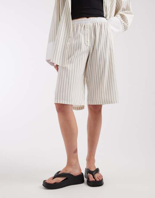 ASOS DESIGN - Gestreepte bermudashort met elastische tailleband in ecru, deel van co-ord set, 2 van 5