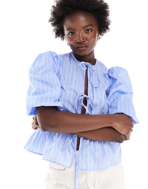 ASOS DESIGN - Gestreepte blouse met peplum en gestrikte voorkant van katoenen popeline