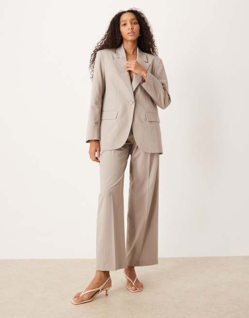 ASOS DESIGN - Gestreepte broek met wijde pijpen en plooidetail in taupe, deel van co-ord set
