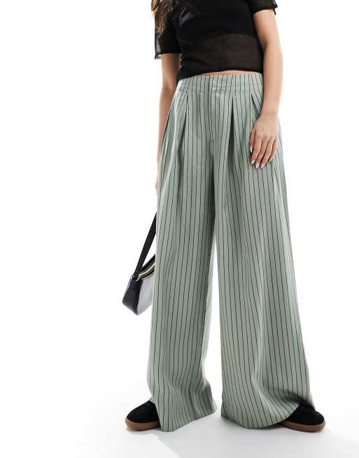 ASOS DESIGN - Gestreepte broek met wijde pijpen en plooien in saliegroen