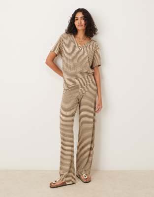 ASOS DESIGN - Gestreepte broek met wijde pijpen in neutraal, deel van co-ord set - view 1