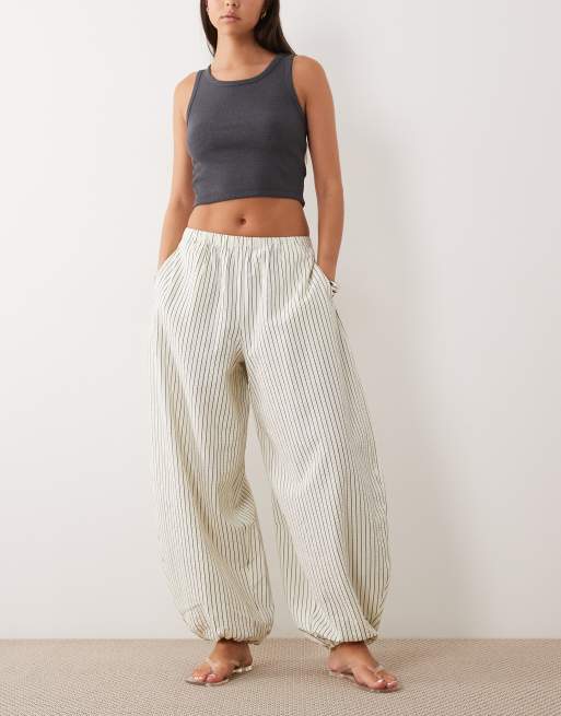 ASOS DESIGN - Gestreepte broek van seersucker met elastische taille en ballonpijpen in crème, 2 van 5