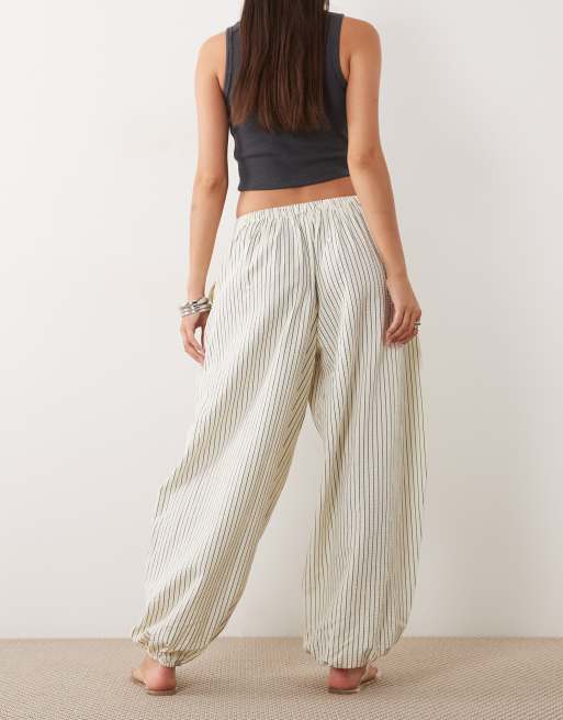 ASOS DESIGN - Gestreepte broek van seersucker met elastische taille en ballonpijpen in crème, 5 van 5