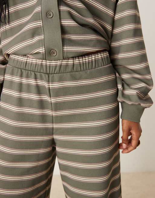 ASOS DESIGN - Gestreepte loopback joggingbroek met wijde pijpen in olijfgroen, deel van co-ord set, 4 van 5