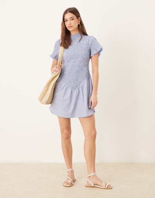 ASOS DESIGN - Gestreepte mini jurk met smokwerk en fladdermouwen in blauw, 2 van 4