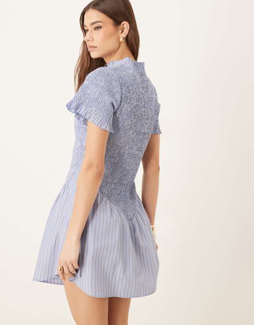 ASOS DESIGN - Gestreepte mini jurk met smokwerk en fladdermouwen in blauw, 4 van 4