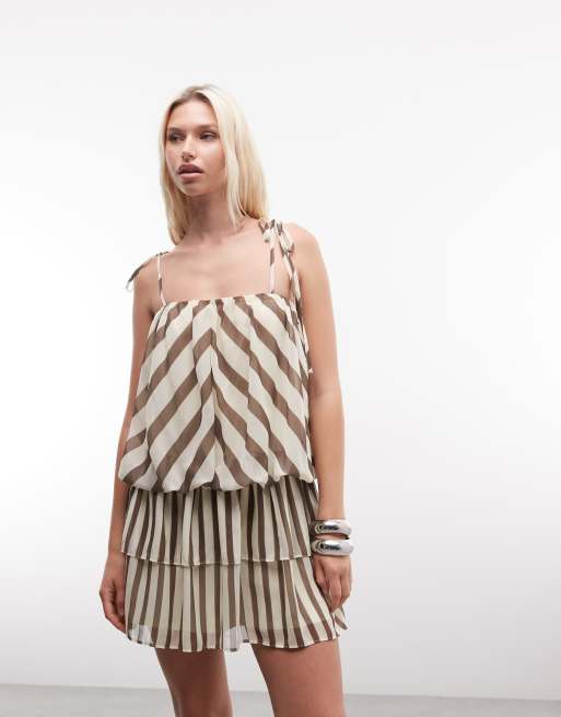 ASOS DESIGN - Gestreepte mini jurk van chiffon met verlaagde taille en bolle zoom in bruin, 2 van 4
