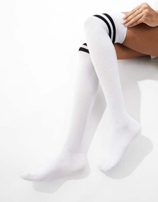 ASOS DESIGN - Gestreepte over-de-knie sokken in wit 