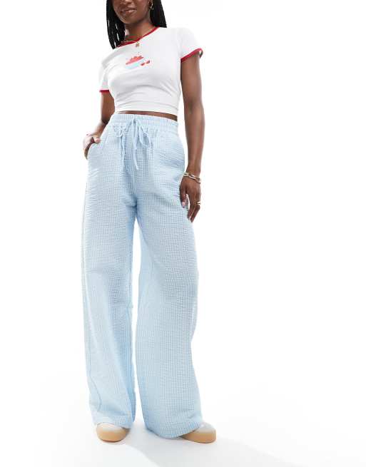 ASOS DESIGN - Gestreepte seersucker broek met wijde pijpen en gestrikte taille in blauw en wit