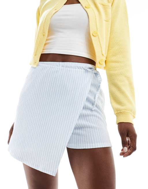 ASOS DESIGN - Gestreepte skort met overslag en strikdetail in blauw