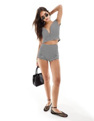 ASOS DESIGN - Gestreifte Booty-Shorts, Kombiteil-Bunt