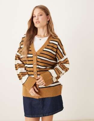 ASOS DESIGN - Gestreifte Boyfriend-Strickjacke in Creme und Toffee-Bunt
