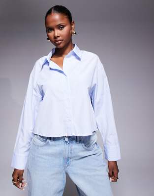 ASOS DESIGN - Gestreifte Cropped Hemdbluse mit Faltendetails am Rücken-Blau