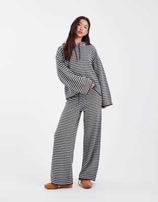 ASOS DESIGN - Gestreifte, flauschige Strickhose in Blau und Braun, Kombiteil-Bunt