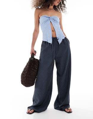 ASOS DESIGN - Gestreifte Hose in Blau und Grau mit weitem Bein-Bunt