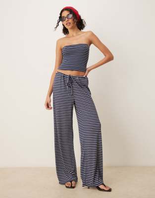 ASOS DESIGN - Gestreifte Hose in Marineblau mit weitem Bein, Kombiteil