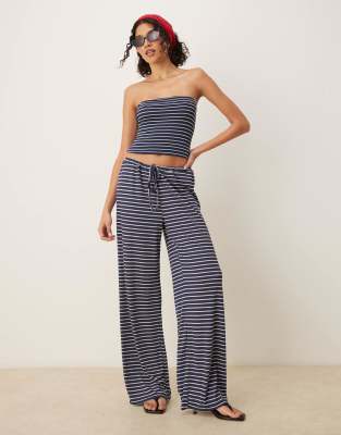 ASOS DESIGN - Gestreifte Hose in Marineblau mit weitem Bein, Kombiteil
