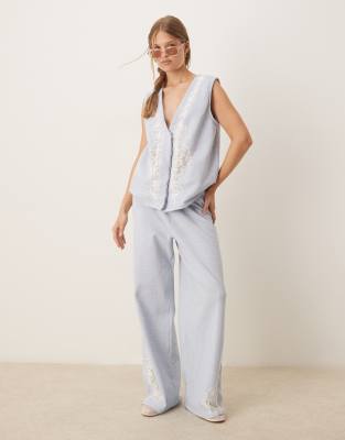 ASOS DESIGN - Gestreifte Seersucker-Hose in Blau mit weitem Bein und Stickerei, Kombiteil-Bunt