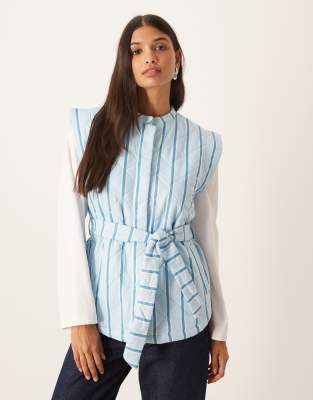 ASOS DESIGN - Gestreifte Steppweste in Blau mit Bindegürtel
