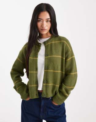 ASOS DESIGN - Gestreifte Strickjacke in Olivgrün mit Rundhalsausschnitt