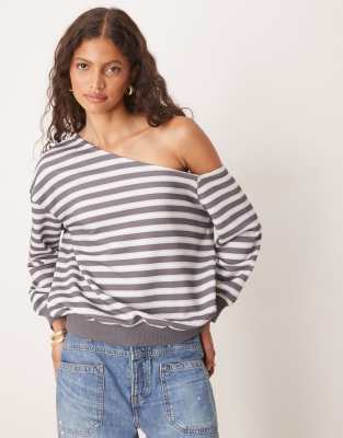 ASOS DESIGN - Gestreifter, lockerer, schulterfreier Loopback-Pullover in Marineblau