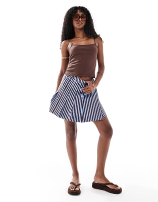 ASOS DESIGN - Gestreifter Minirock in Blau und Braun mit Falten-Detail-Bunt