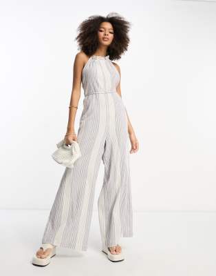 ASOS DESIGN - Gestreifter Neckholder-Jumpsuit mit weitem Beinschnitt, Knitterstruktur und Rüschen-Bunt