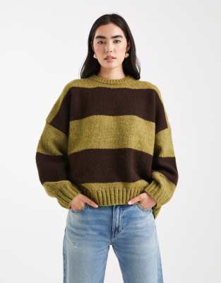ASOS DESIGN - Gestreifter Oversize-Pullover in Olivgrün und Schokobraun mit Rundhalsausschnitt
