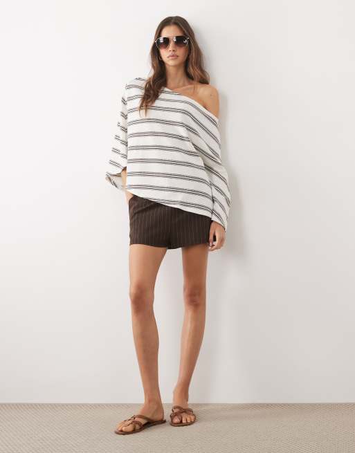ASOS DESIGN – Gestreiftes Cape-Oberteil aus Jersey in Schwarz-Weiß mit abfallender Schulterpartie, Kombiteil, 3 von 4