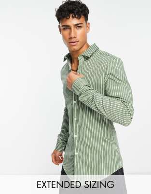 ASOS DESIGN – Gestreiftes, eng geschnittenes Hemd in Dunkelgrün