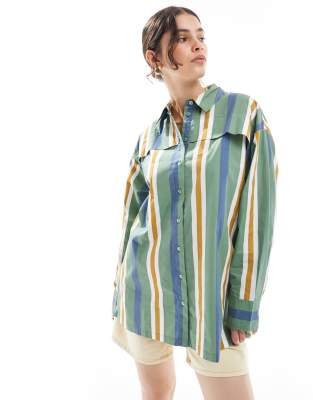 ASOS DESIGN - Gestreiftes Hemd mit doppellagiger Passe-Bunt