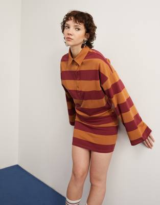 ASOS DESIGN - Gestreiftes, kurzes Rugby-Hemdkleid in Senfgelb und Burgunderrot-Bunt