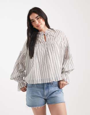 ASOS DESIGN - Gestreiftes, langärmliges Hänger-Oberteil mit Knitterstruktur, gebundenem Ausschnitt und Rüschen-Bunt